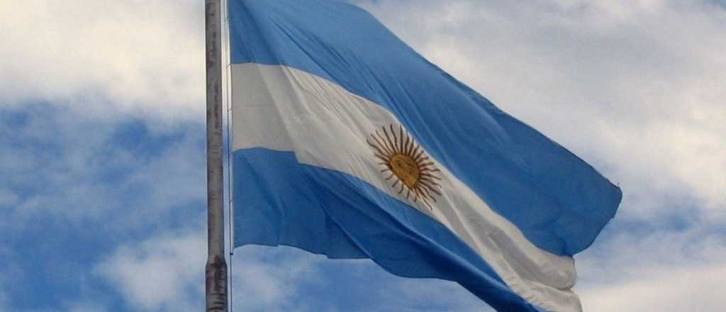 El cielo mendocino formó una hermosa bandera argentina invertida 
