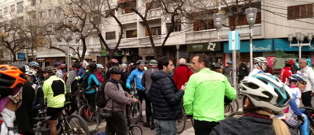 Video: así "respetan" los automovilistas a los ciclistas en Mendoza