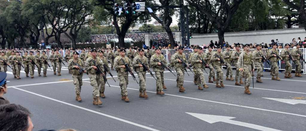 La pol&eacute;mica presencia de Aldo Rico en el desfile