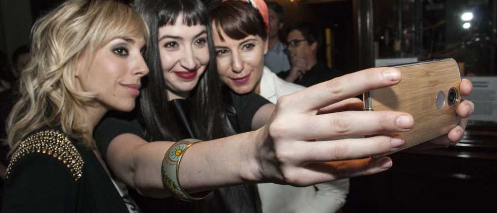 El apasionado beso entre Sof&iacute;a Gala y Tamara Petinatto