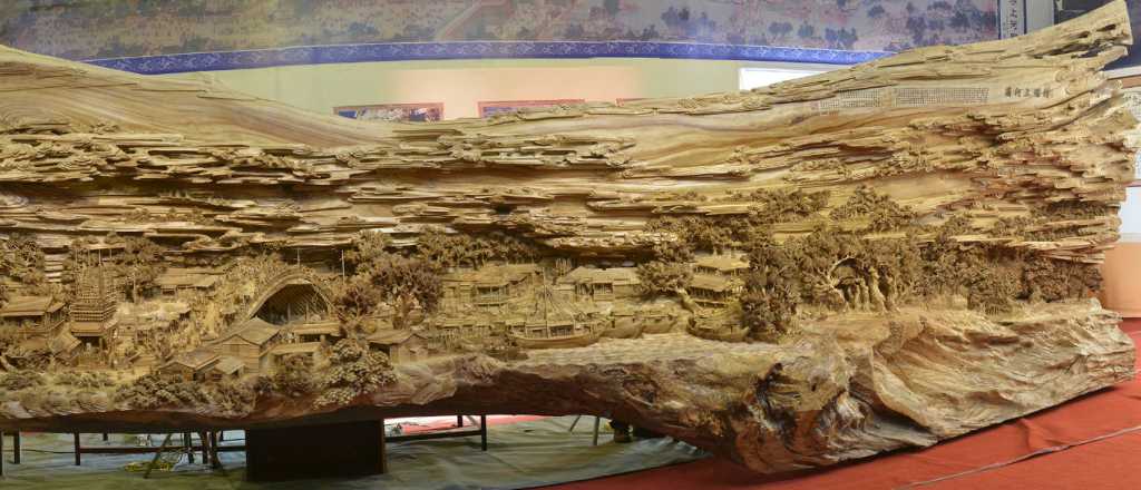 Incre&iacute;ble obra de arte tallada en un viejo tronco gigante