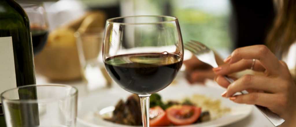 Una copa de vino en la noche ayuda a bajar de peso