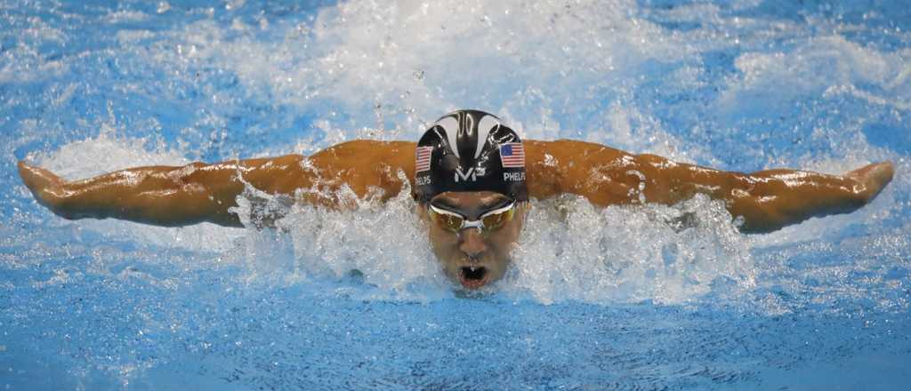 Impresionante foto del nadador Phelps con todas sus medallas