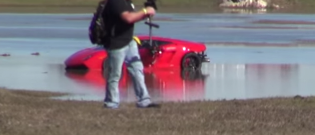 Video: un hombre estrelló su lujoso auto en el agua