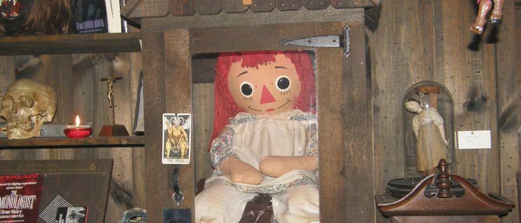 La misteriosa muerte del cuidador de Annabelle en una gira con la mu&ntilde;eca