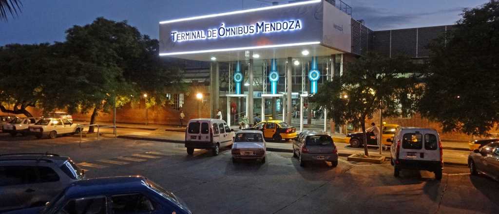 Remiseros del Aeropuerto deben tener habilitaci&oacute;n para la terminal de micros