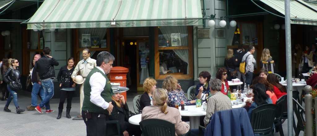 Echaron a una pareja de lesbianas por acariciarse