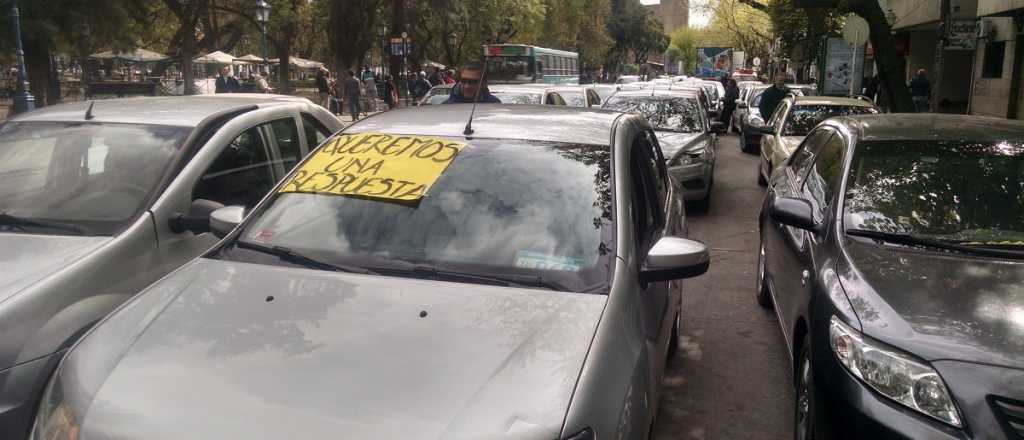 Remiseros del aeropuerto de Mendoza amagan con bloquear salida de micros