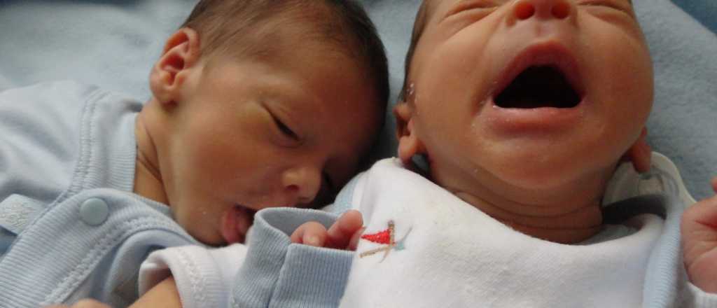 La foto de dos bebés gemelos que "pegó" en el corazón de una ciudad