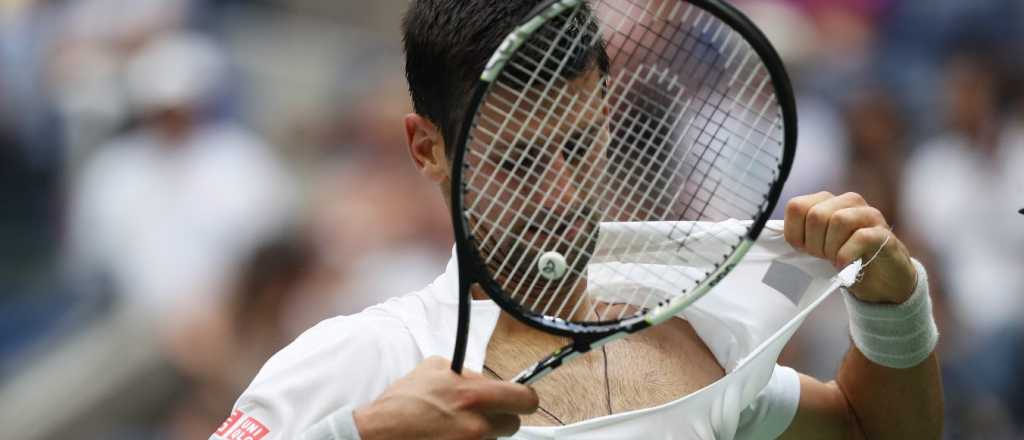 Lo hizo de nuevo: Djokovic rompió su remera de impotencia