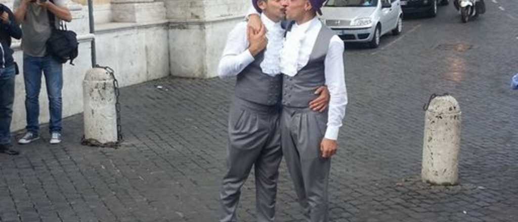 La alcaldesa de Roma celebr&oacute; la primer uni&oacute;n civil gay en la ciudad