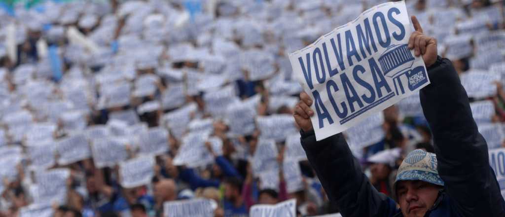 "Volvamos a casa", el pedido de los hinchas del Tomba en el minuto 11