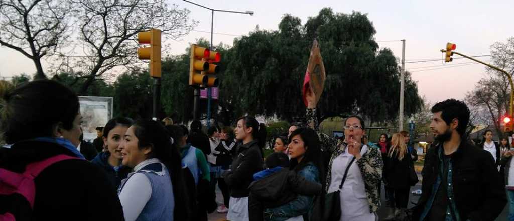 Godoy Cruz: rectora de un instituto no dejó repartir volantes en la vereda