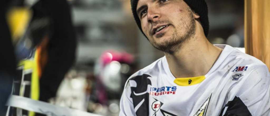 Terrible accidente en motocross: festejaba y le cay&oacute; una moto en la cabeza