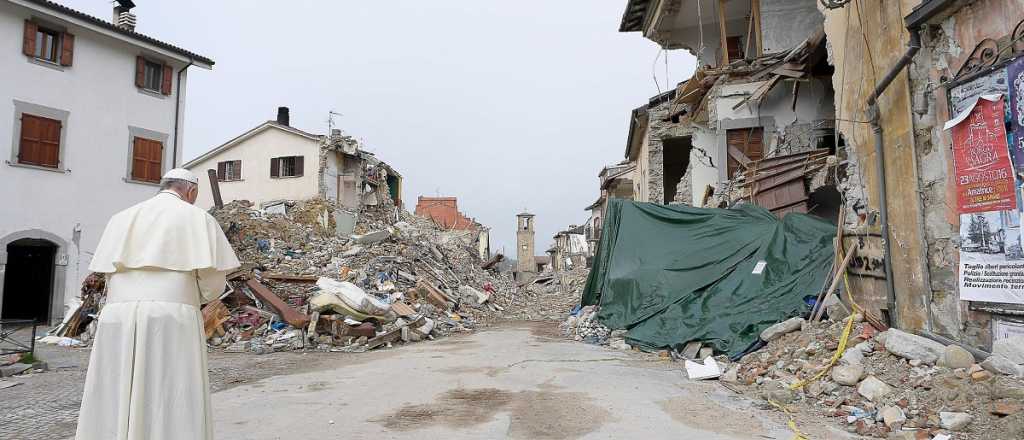 Francisco visitó Amatrice, la ciudad devastada por el terremoto