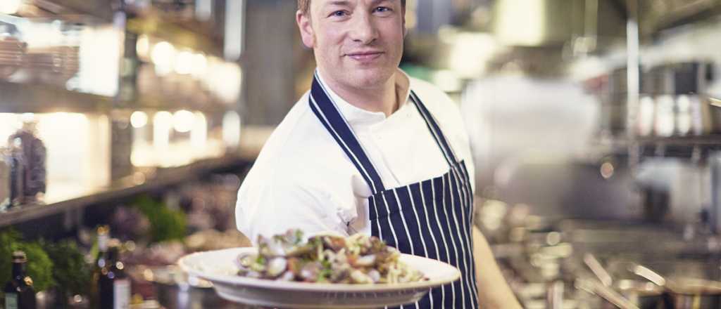 Esc&aacute;ndalo en Espa&ntilde;a: cocinero le puso chorizo a una paella y desata el debate