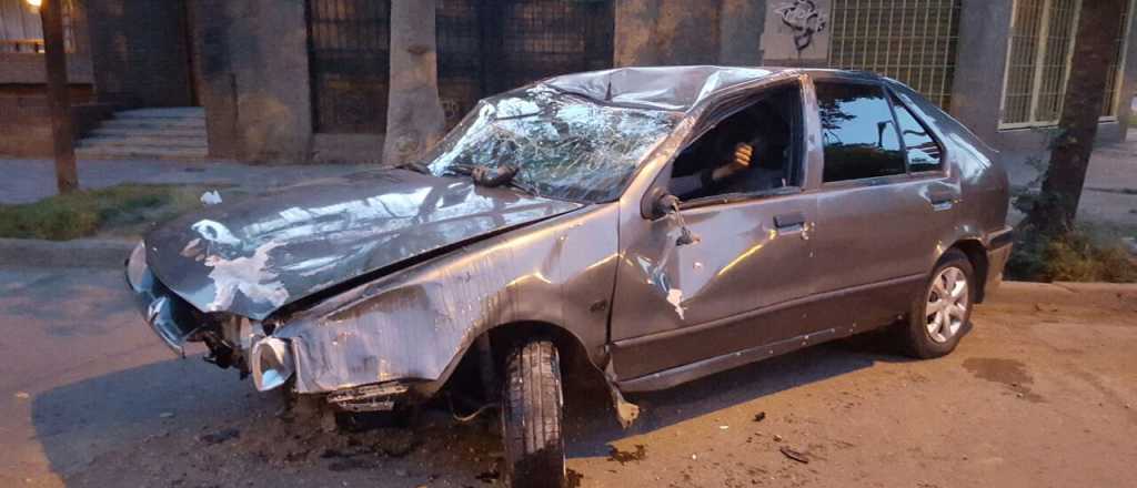 Un auto volcó e impactó contra un semáforo en Las Heras