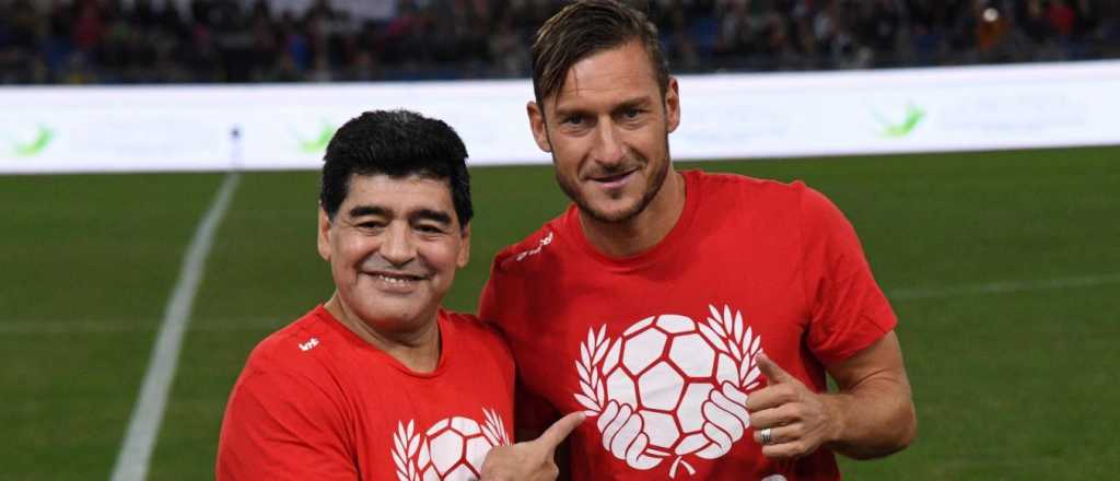 El emotivo "mimo" de Francesco Totti a Diego Maradona
