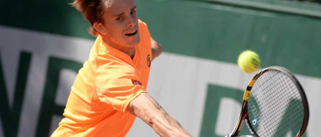 Para secar una cancha de tenis prendieron fuego el polvo de ladrillo