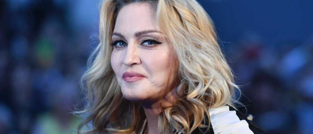 Video: Madonna sorprendió al llegar año nuevo cantando en un bar