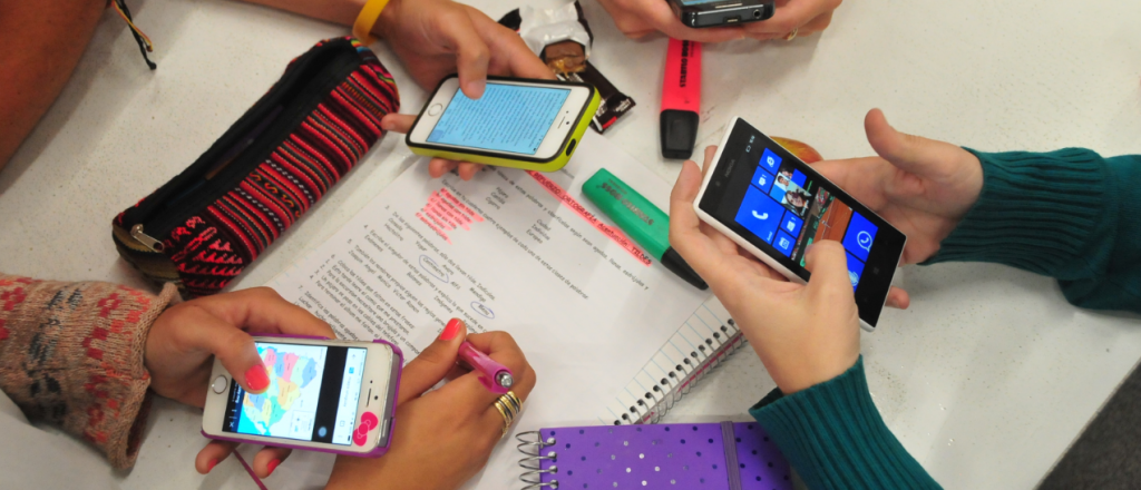 Ahora los alumnos podrán usar el celular en el aula