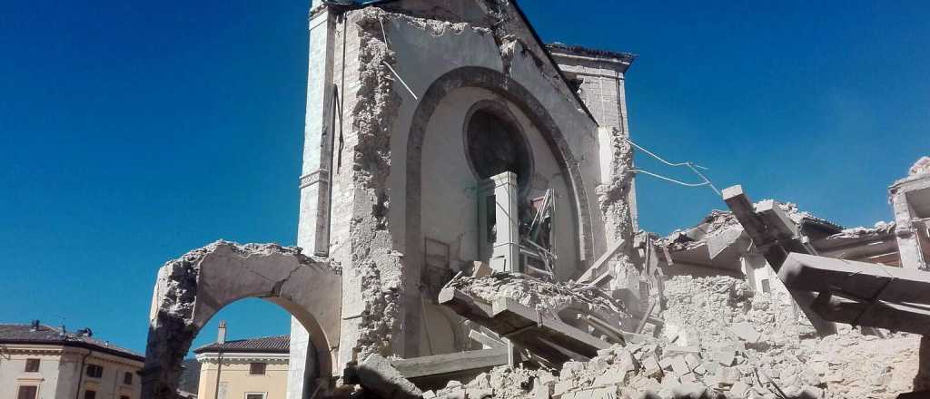 Un fuerte terremoto en el centro de Italia dejó daños severos